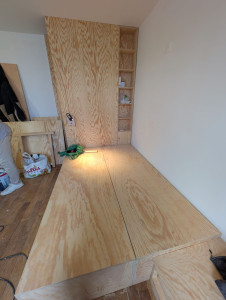 Photo de galerie - Création lit sur mesure avec coffre et penderie 