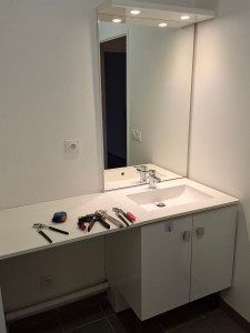 Photo de galerie - Installation d’un lavabo avec meuble 
Lavabo installé avec son meuble, bien fixé et aligné, avec raccordements propres assurant une finition soignée et sans fuite.
