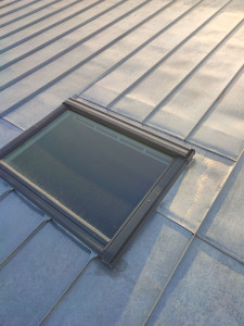 Photo de galerie - Pose de velux sur toiture en zinc