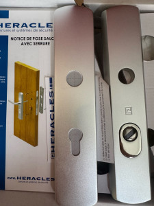 Photo de galerie - Remplacement et installation de poignée blindée avec serrure multipoints Heracles. Idéal pour sécuriser votre porte d’entrée contre les tentatives d’effraction.