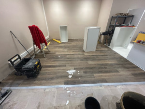 Photo de galerie - Pose de revêtement de sol ( Parquet ) centre commercial carrefour Douai Accueil 