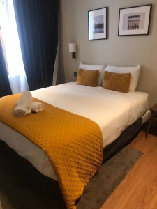 Photo de galerie - Lit rangé, linge propre et serviettes prêtes pour les voyageurs.