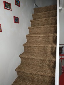 Photo de galerie - Pose de jonc de mer en rénovation d'un escalier bois