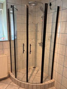 Photo de galerie - Pose porte de douche sur bac existant 