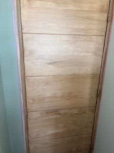 Photo de galerie - Modernisation de porte effet bois 