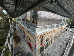 Photo de galerie - Rénovation d’un chêneau est de bandeau en zinc 