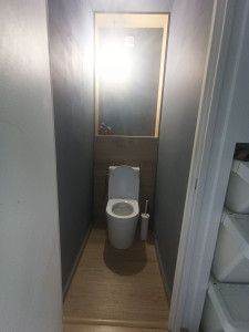 Photo de galerie - Remplacement de toilettes et création de meubles sur mesure 