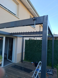 Photo de galerie - Montage pergola bioclimatique en aluminium 2