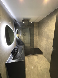 Photo de galerie - Rénovation salle de bain - carrelage 60x120, niche encastrable, miroir led