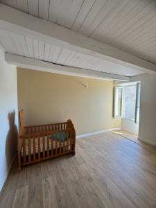 Photo de galerie - Pose d’un sol stratifié, peinture blanc et couleur 