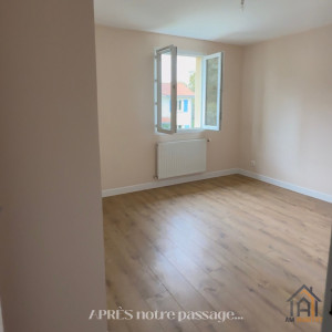 Photo de galerie - Chambre entièrement rafraîchie avec peinture neuve et sol effet bois posé par nos soins.
Un rendu propre, lumineux et prêt à être aménagé.