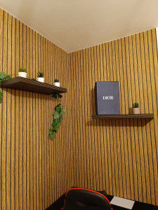 Photo de galerie - Pose d'étagères flottantes après pose de tapisseries motif style acoustique 
