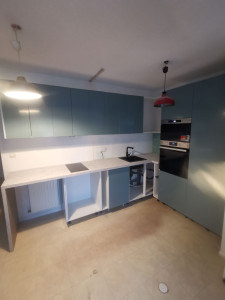 Photo de galerie - Pose cuisine.
Plan de travail, élément frigo et four, micro-ondes. Raccordement plaque vitrocéramique, évier, four, micro-ondes et frigo.
Pose éléments supérieur 