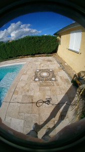Photo de galerie - Terrasses de piscine en travertin opus 4 format avec une rosace de 120 120