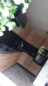 Photo de galerie - Montage et pose de cuisine avec mises en place plan de travail et la crédences et mise en place du matériel électroménager 