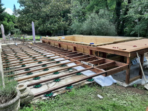 Photo de galerie - Montage d’une piscine bois et création d’une terrasse sur plot