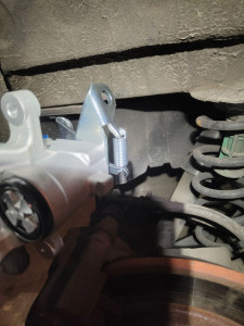 Photo de galerie - Changement de disques, plaquettes et étrier de frein arrière.
