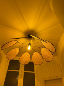 Photo de galerie - Installation lustre grande taille 