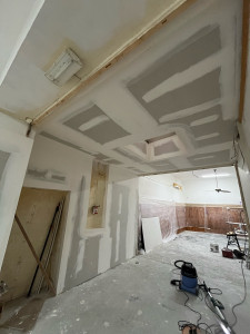 Photo de galerie - Réalisation d’un doublage en placo avec ouverture d’accès pour dispositif de sécurité incendie. 