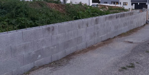 Photo de galerie - Réalisation mur de soutènement en bloque a branché 