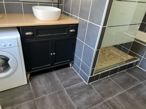 Photo de galerie - Douche, lavabo, meubles salle de bain 