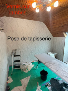 Photo de galerie - Pose de tapisserie avec raccord et vernis de boiseries lambris