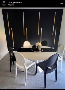 Photo de galerie - Mise en peinture d’un mur en noir mat et pose de tasseaux peint en doré #decoration #accentwall