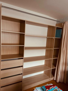 Photo de galerie - Dressing, avec ajout d'étagères pour du sur mesure.