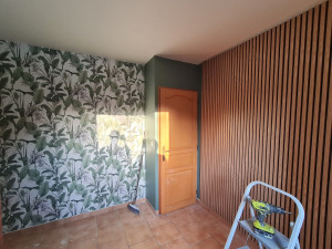 Photo de galerie - Peinture plafond et mur. Pose de papier peint avec motif, et plaque de bois