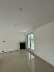 Photo de galerie - Rénovation complète des murs et du sol pour transformer cette pièce en un espace lumineux, propre et moderne. Finitions soignées, carrelage élégant et rendu impeccable : un vrai coup de neuf.