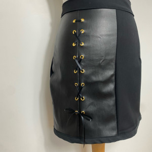 Photo de galerie - Jupe réalisée à partir de pantalons en similicuir troués et de tissus de seconde main 