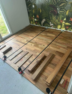 Photo de galerie - Parquet acacia massif en pose collé dans une chambre 