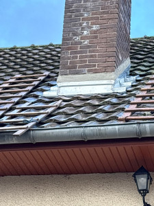 Photo de galerie - Réalisation d’un entourage de cheminée en zinc sur tuile meca 