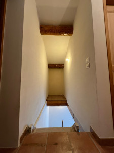 Photo de galerie - Réfection d’une trémie d’escalier avec enduit déco, lasure et vitrificateur sur les poutres, épouse d’un mètre carré de parquet