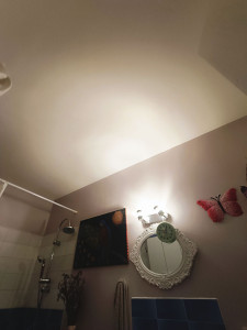 Photo de galerie - Lissage du plafond a l'enduit, ponçage, peinture blanche pour pièce d'eau. 