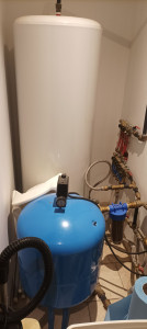 Photo de galerie - Pose chauffe eau 300 l , confection clarinette eau chaude , eau froide . 
mise en place vessie 100l pour pompe immergée. 