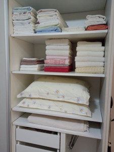 Photo de galerie - Rangement du linge et repassage effectués avec soin et passion.