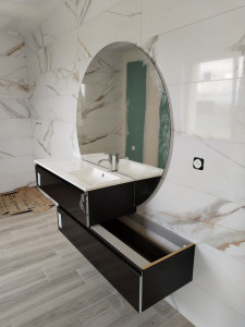 Photo de galerie - Appareillage meuble double vasque 120 décalé avec miroir à débordement.