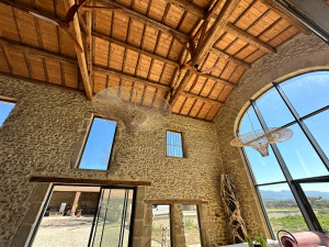 Photo de galerie - Installation de lustres dans une pièces de grande hauteur