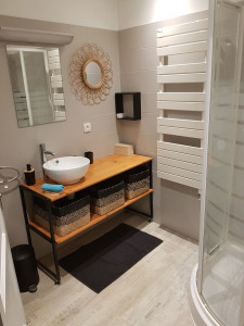 Photo de galerie - Rénovation complète de salle d'eau, mur, sol, création d'un meuble acier peint et bois verni avec vasque sortante.