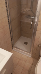 Photo de galerie - Dépose de l'ancien carrelage puis pose du nouveau bac a douche +pose du nouveaux carrelage sur la partie douche +pose du robinet + de la paroi de douche.