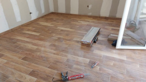 Photo de galerie - Pause de carrelage imitation parquet 