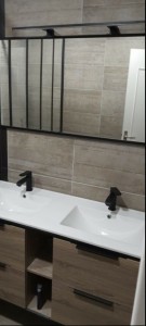 Photo de galerie - Rénovation d'une douche complète : vasque doubles avec miroir, paroi, bac de douche style industriel 