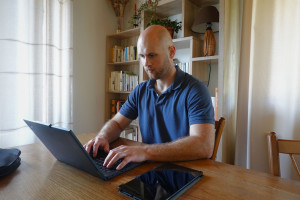 Photo de galerie - Travail sur ordinateur