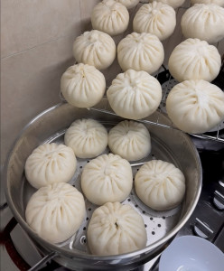 Photo de galerie - Découvrez les Bao Zi ( comme un petit pain farci vapeur), de délicieux pains chinois vapeur, moelleux et généreusement garnis, parfaits pour un repas savoureux et authentique.
