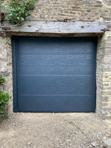 Photo de galerie - Pose de portes de garage sectionnelle motorisée