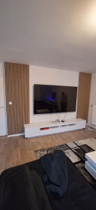 Photo de galerie - Mur TV décoratif avec panneaux tasseaux bois
✔️ Fixation TV murale
✔️ Pose de panneaux décoratifs avec finitions soignées
✔️ Rendu moderne et propre