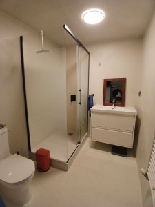 Photo de galerie - Renovation compléte de la salle de bain   a Anglet
des panneaux en wedi on eté utilisés pour la partie douche et le revêtement est en béton ciré sinon toute ka tutauterie est encastré