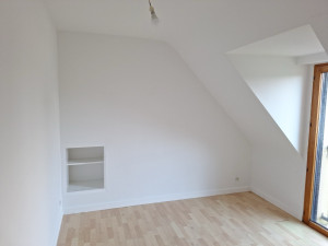 Photo de galerie - Rénovation de ma chambre avec enduit, peinture, platre. J'ai également fabriqué le caisson présent sur la gauche etj'ai imaginer et créer sa fixation. 