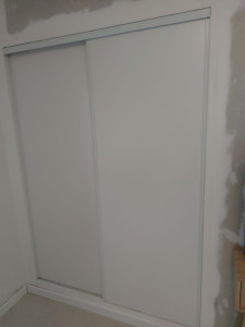 Photo de galerie - Pose de placard portes coulissantes 